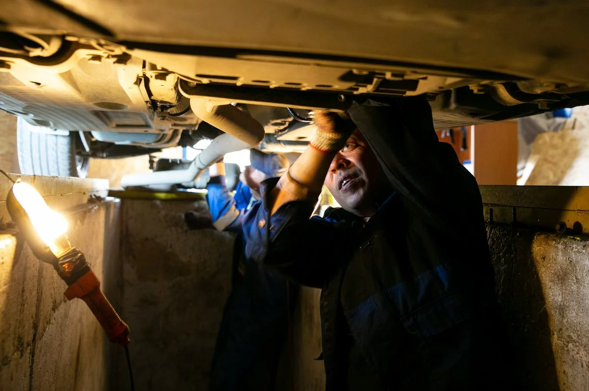 Стук и щелчки при трогании: что происходит с карданом?